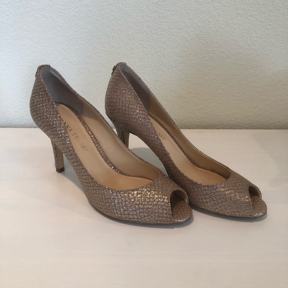 IVANKA TRUMP CHAMPAGNE & GOLD HEELS
